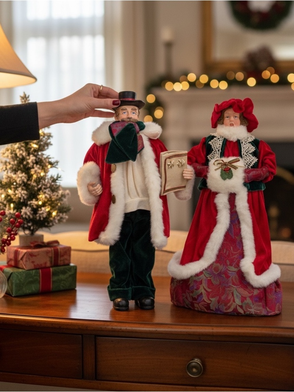 RARE Vintage Festive Holiday Caroler Figurines Man & Woman in Red/Green EUC